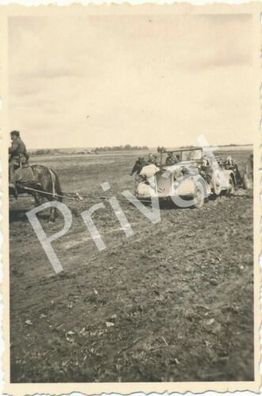Foto WK II Wehrmacht Fahrzeug Militär Pferd schleppt aus Schlamm Soldaten #47
