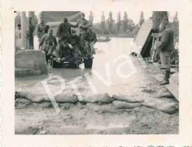 Foto WK II Soldaten Wehrmacht Uniform LKW Schlamm Hochwasser 1.53