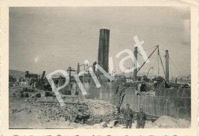 Foto WK II Wehrmacht Soldaten vor Schiffswrack #47