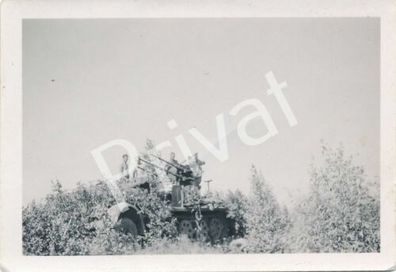 Foto WK II Wehrmacht Soldaten halbnackt Militärfahrzeug Geschütz Tarn #47