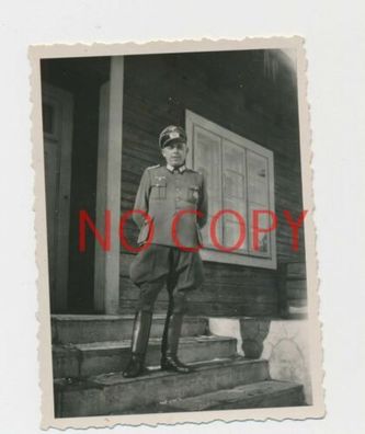 Foto WK II -Hauptmann vor seinem Kommandostand in Russland #50