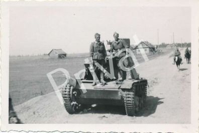 Foto WK II Wehrmacht Soldaten Panzer tank Polen beute F1.50