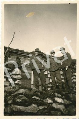 Foto WK 2 Soldaten Wehrmacht Uniform Stellung Blockhütten A 1.5