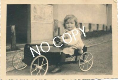 Foto Kleines Mädchen mit Oldtimer Spielzeug Auto A 1.9