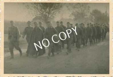 Foto WK II Polnische Polska Soldaten marschieren in Gefangenschaft G1.48