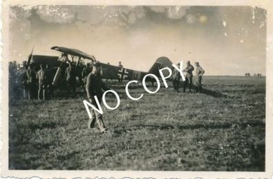 Foto WK II General ist mit Flugzeug Fiesler Storch am Brückenkopf gelandet G1.54