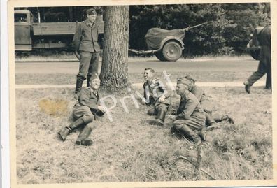Foto WK II Wehrmacht Soldaten LKW Pause Rast Bourges Orleans France K1.95