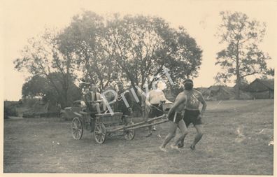 Foto XL Wehrmacht Soldaten nude ziehen Kutsche PKW Dorf Ostfront K1.79