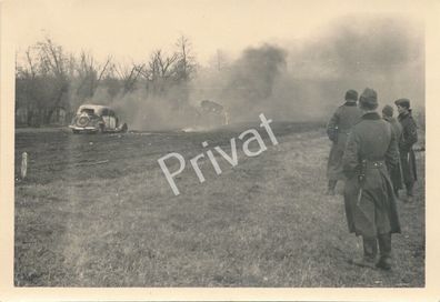 Foto WK II Wehrmacht Soldaten Angriff brennende Fahrzeuge France K1.83