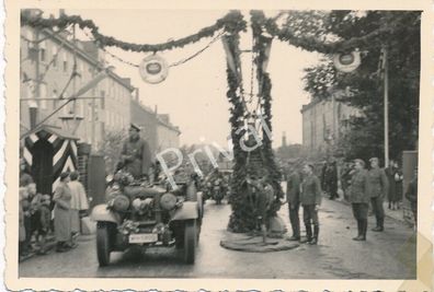 Foto WK II Wehrmacht Parade hoher Besuch PKW Kennung Fahrzeuge K1.83