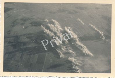 Foto WK II Wehrmacht Luftaufnahme Kampfgebiet Rauch Bomben K1.94
