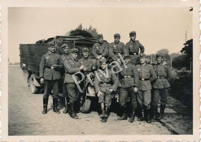 Foto WK II Wehrmacht Soldaten Manöver der Garnison entgegen K1.77