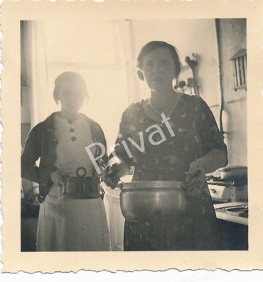 Foto WK II Mutter und Tochter kochen Sonntagstisch K1.82
