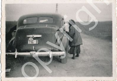 Foto WK2 - Rumänien arme Zigeunerin bettelt am Auto Oldtimer X50