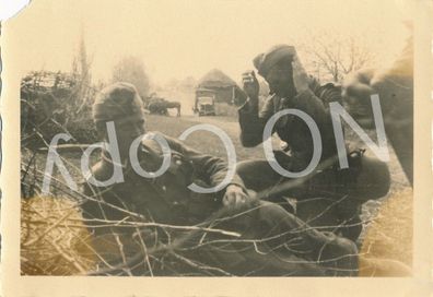 Foto WK2 - Soldaten bei der Kampfpause Rast X50