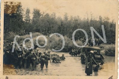 Foto WK2 - Russland Infanterie überquert Fluß X50