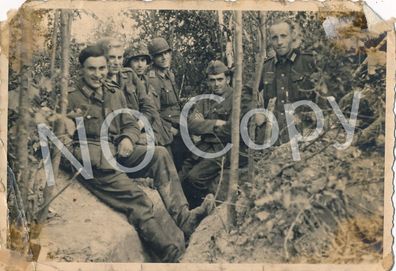 Foto WK2 - Wehrmacht Soldaten Gruppe Stahlhelm mit Tarnbezug camouflage X50