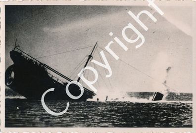 Foto WK2 - Marine versenkt Frachtschiff X62