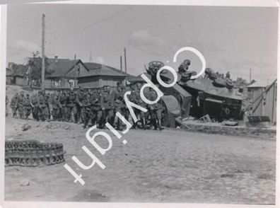 Foto WK2 -Infanterie zieht an zerstörtem Panzer vorbei X64