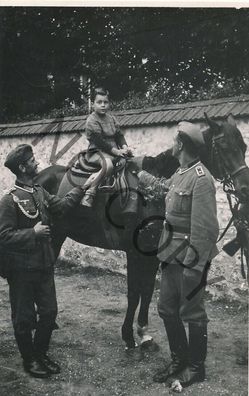 Foto PK WK2 -Wehrmacht Kind darf auf Pferd sitzen X78
