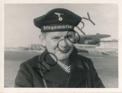 Foto WK2 -Wehrmacht Kriegsmarine Soldat hinten Wasserflugzeug X78