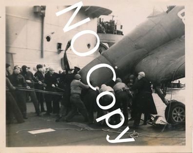 Foto WK2 - Royal Navy HMS Victoria Flugzeugträger Flugzeug airplane crash X74