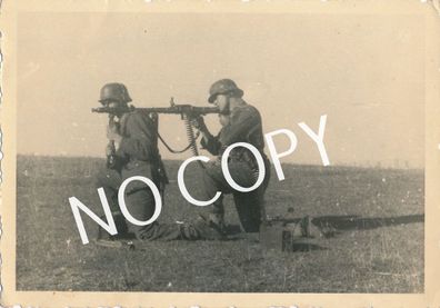 Foto WK2 - Wehrmacht MG Geschultert zum Feuer Einsatz X82