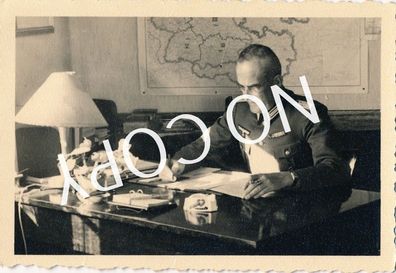 Foto WK2 - Hauptmann Riese 1940 im Büro. X82