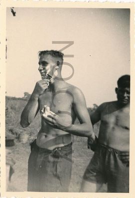 Foto WK2 - Soldat nackt nud beim Rasieren X9
