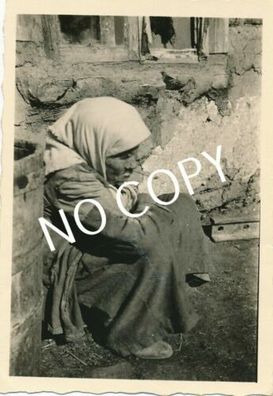 Foto WK II Zigeunerin vor zerstörtem Wohnhaus, Kriegsgebiet arme Frau D1.24