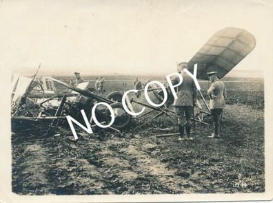 Foto PK WK I zertrümmertes feindliches Flugzeug im Kartoffelfeld, Trümmer D1.38