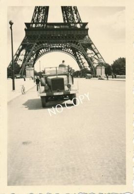 Foto WK2 Paris, Frankreich - Wehrmacht Wagen auf Straße vor Eiffelturm D1.2