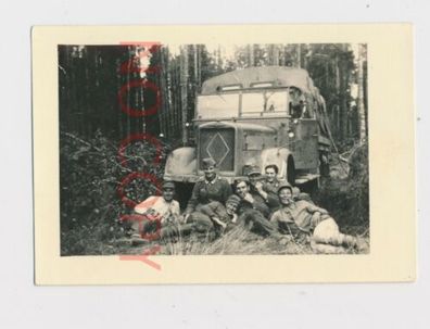 Foto WKII Wehrmacht LKW Magirus Borgward Waldstellung Soldaten #44