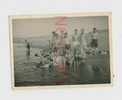 Foto WK II, Soldaten auf Kreta - Baden im Mittelmeer nackt nud 1942 #30