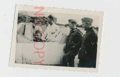 Foto WKII Soldaten mit unbekannten Flugzeug #41