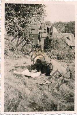 Foto WK2 - 6 Armee Wehrmacht - Landser mit Kartenstudium bei Rast #42