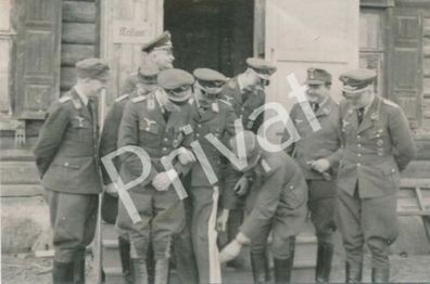 Foto WK II Wehrmacht Soldaten Offiziere vor Kasino Ostfront 2.4.44 F1.34