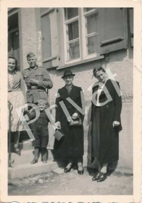 Foto WK II Soldat mit Familie vor Haus in Lindeberg Allgäu Deutschland F1.33