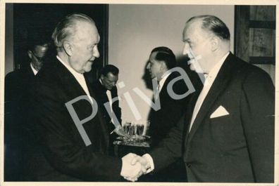 Foto Heinz Kluth gratuliert Bundeskanzler Adenauer zum 85. Geburtstag F1.56