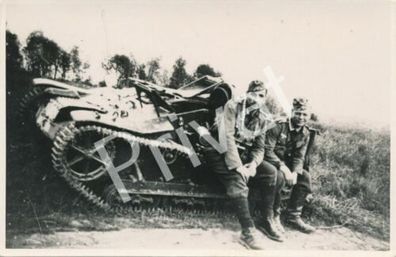 Foto WK II Soldaten Wehrmacht Panzer tank char ??? zerschossen Beute F1.50