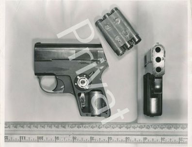 Foto XL 22.4.1954 Mini Automatic Pistole Munition passen in Zigarettenbox F1.57