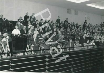 Foto Heinz Kluth und Kollegen anderer Wochenschauen Bundeshaus Sitzung F1.56