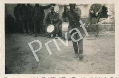 Foto WK II Frankreich Gefangene Afrikaner tanzen zur Musik F1.66