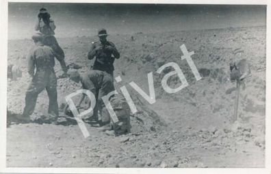Foto WK II Panzerdivision Bayerlein Soldaten Mienen graben Wüste Afrika F1.75