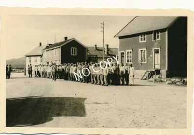Foto WK II Gebirgs-Pionier-Battailon 82 Soldaten Quartier Appell Norway F1.84