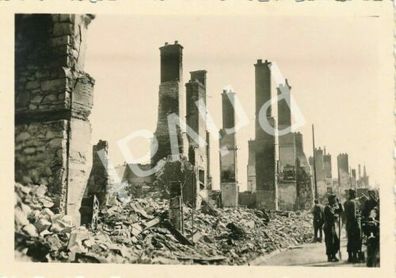 Foto WK II Troyes nach Angriff Stuka Ruine Zerstörung Frankreich France F1.71