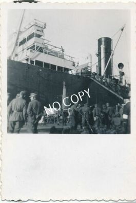 Foto WK II Gebirgs-Pionier-Battailon 82 Soldaten Hafen Einschiffung F1.84