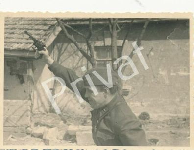 Foto WK II Rumänien Kommissar mit Revolver Schussübung F1.48