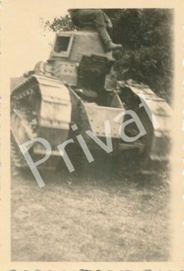 Foto WK II Frankreich Wehrmacht Soldat sitzt auf Panzer tank char ??? F1.48