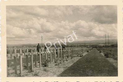 Foto WK II Wehrmacht Soldaten französischer Soldaten Friedhof France L1.04